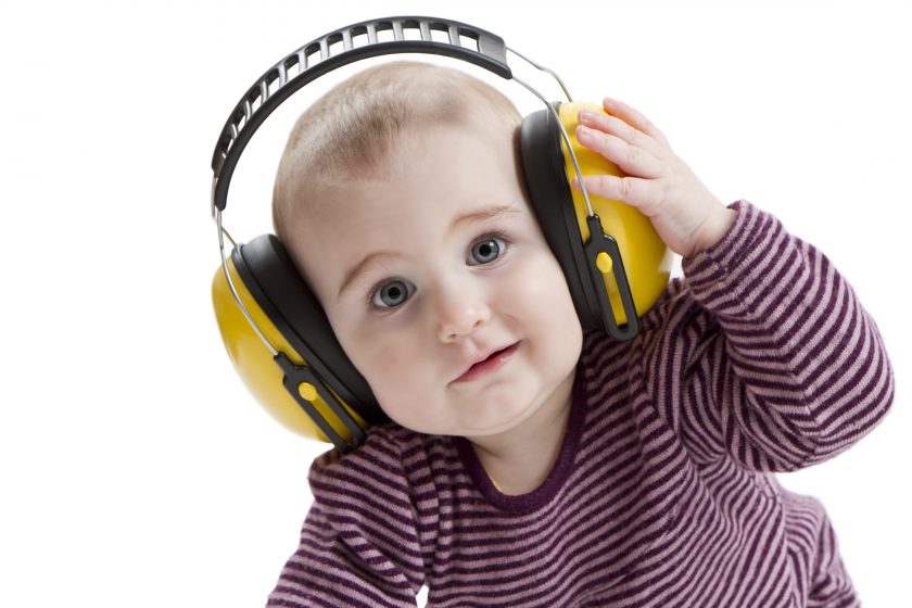 Baby mit Kopfhörer