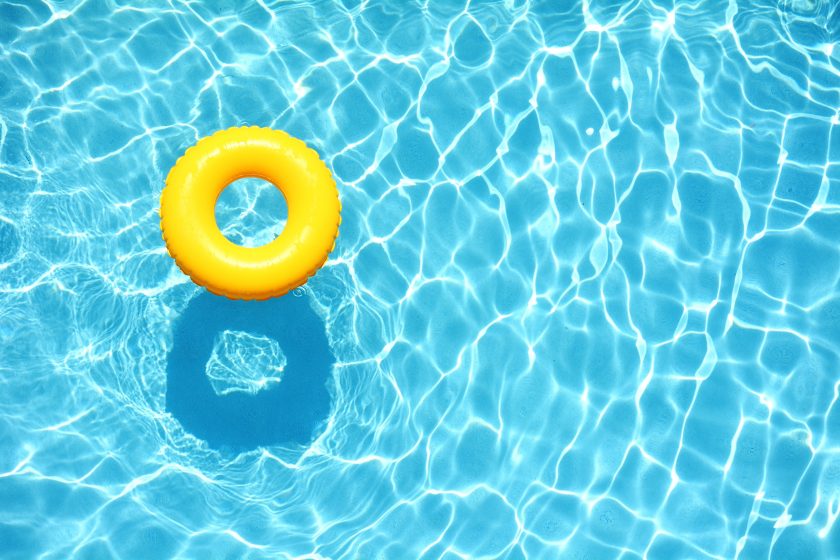 gelber Schwimmring im Pool