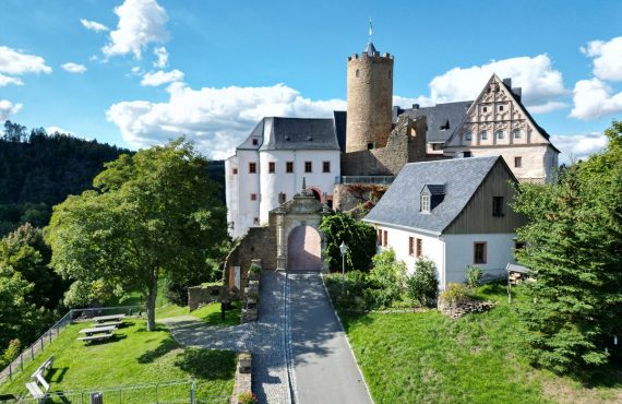 Drohnenaufnahme Burg Scharfenstein im Sommer (c)ASL Schlossbetriebe gGmbH