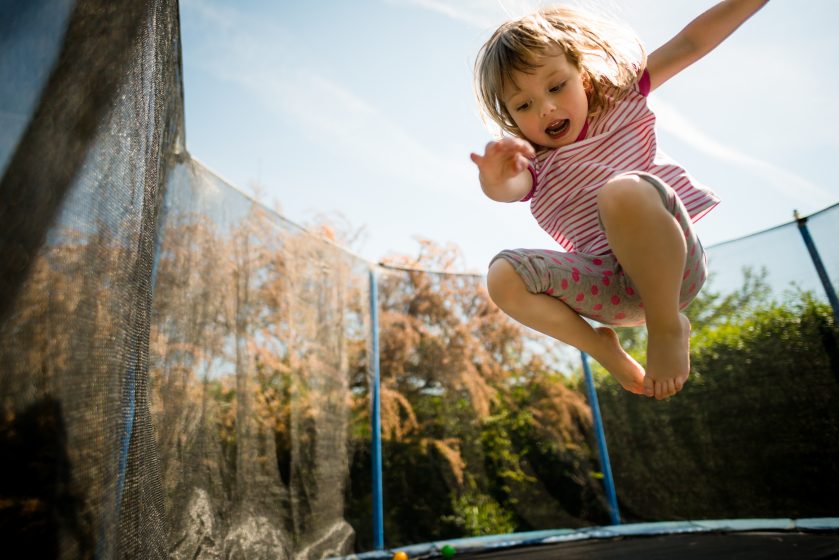 Mädchen springt auf Trampolin
