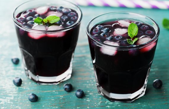 zwei Gläser Heidelbeerlimonade