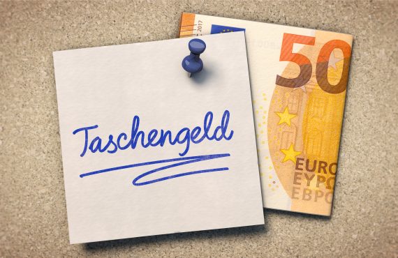 Zettel mit Text "Taschengeld" mit 50-Euro-Schein dahinter