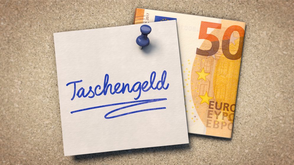 Zettel mit Text "Taschengeld" mit 50-Euro-Schein dahinter