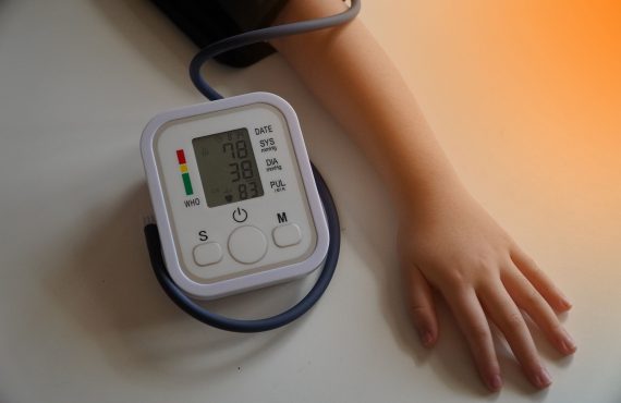 Überwachung des Blutdrucks von Kindern mit Oberarm-Blutdruckmessgerät im klinischen Untersuchungsraum