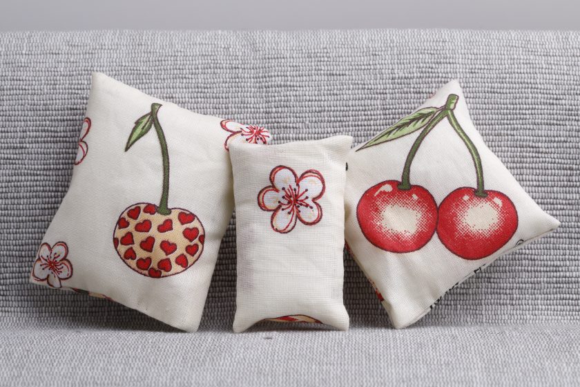Drei Kissen mit Kirschdekoration