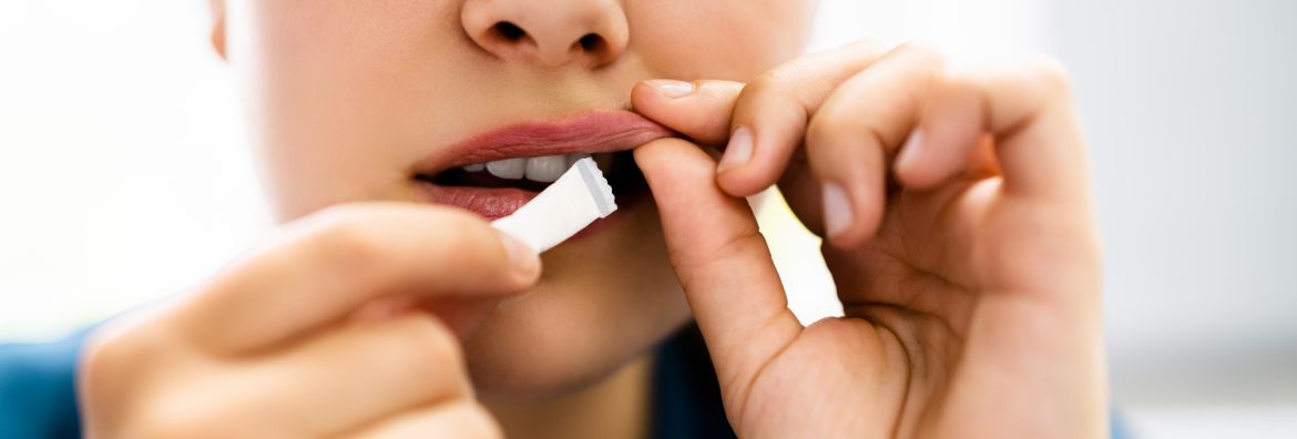 Frau kaut nass feucht Nikotin Produkt