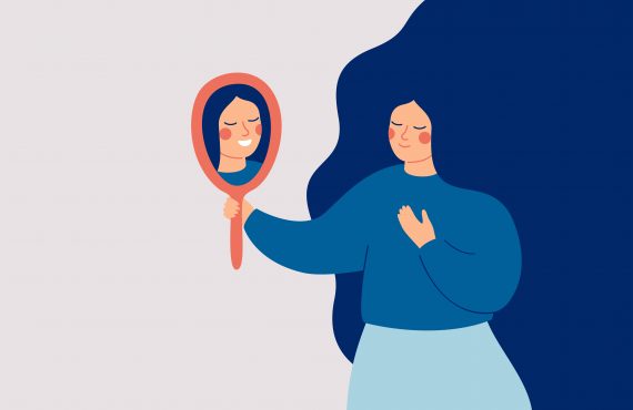 junge Frau schaut in den Spiegel und sieht ihre glückliche Reflexion