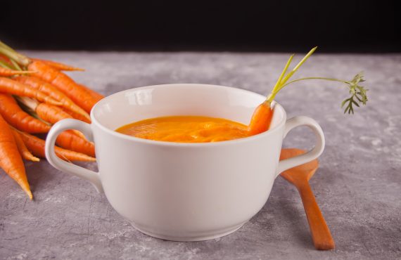 Tasse mit Mohrensuppe