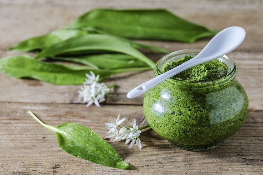 frisches Bärlauch-Pesto im Glas mit Löffel
