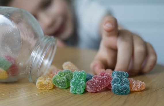 Kind, das nach Gummibärchen greift