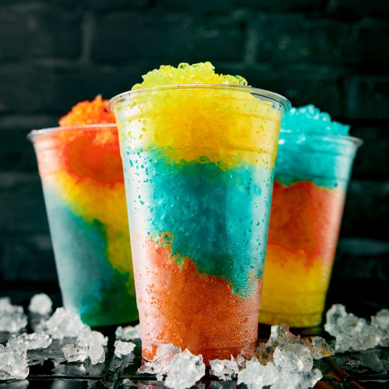 Bunte Gläser Slush Sommerdrink in einer Reihe