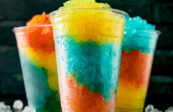 Bunte Gläser Slush Sommerdrink in einer Reihe