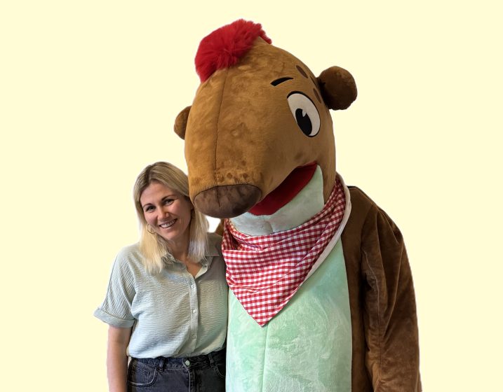 Jenny Böhme mit Familienkostmaskottchen Kört ©Felicity Jecada