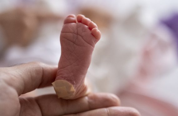 Fuß eines neugeborenen Babys