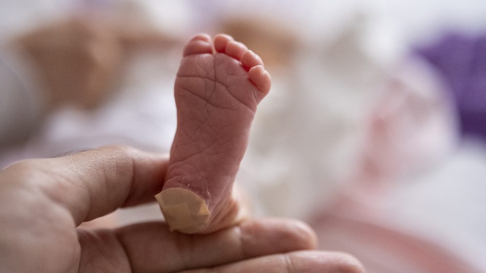 Fuß eines neugeborenen Babys