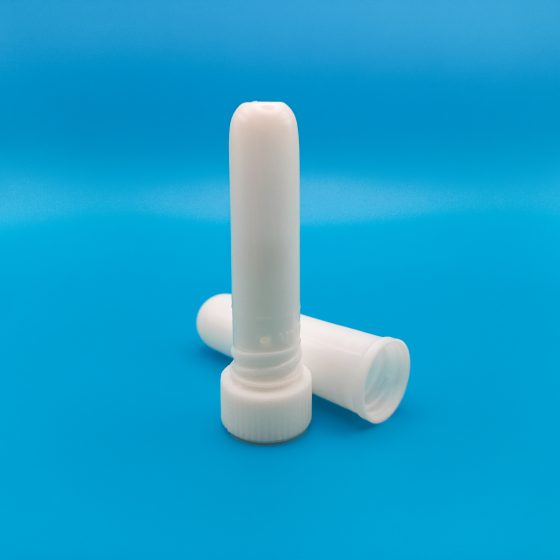Weißer Plastik-Naseninhalator-Behälter auf blauem Hintergrund