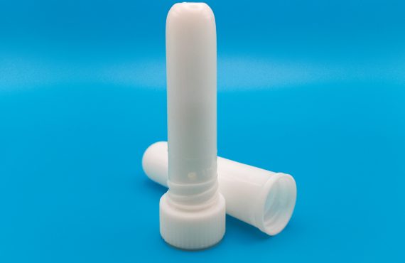 Weißer Plastik-Naseninhalator-Behälter auf blauem Hintergrund